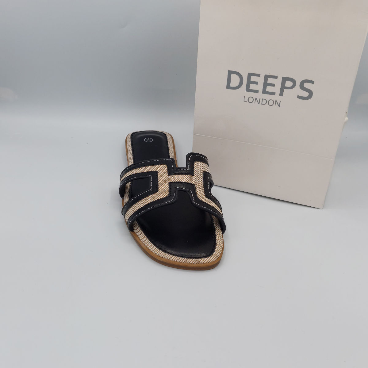 street style summer style work wear casual wear flat in black color
